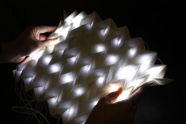 【動画】メタモルフォーゼで発光を変化！折り紙ライトが、めっちゃすごい。